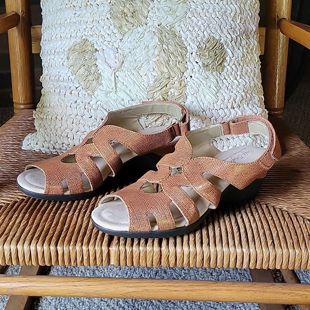 NWOT,  Soft Style Patsie, sandals, size  7.5 narrow, bronze